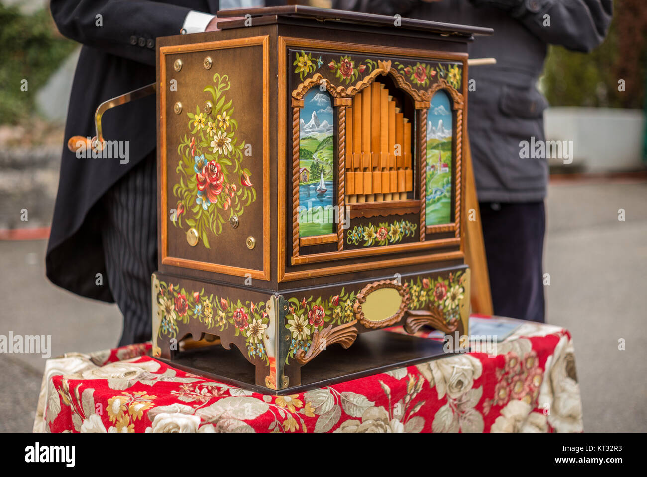 Eine Drehorgel auf einen Weihnachtsmarkt in der Schweiz - 1 Stockfotografie  - Alamy