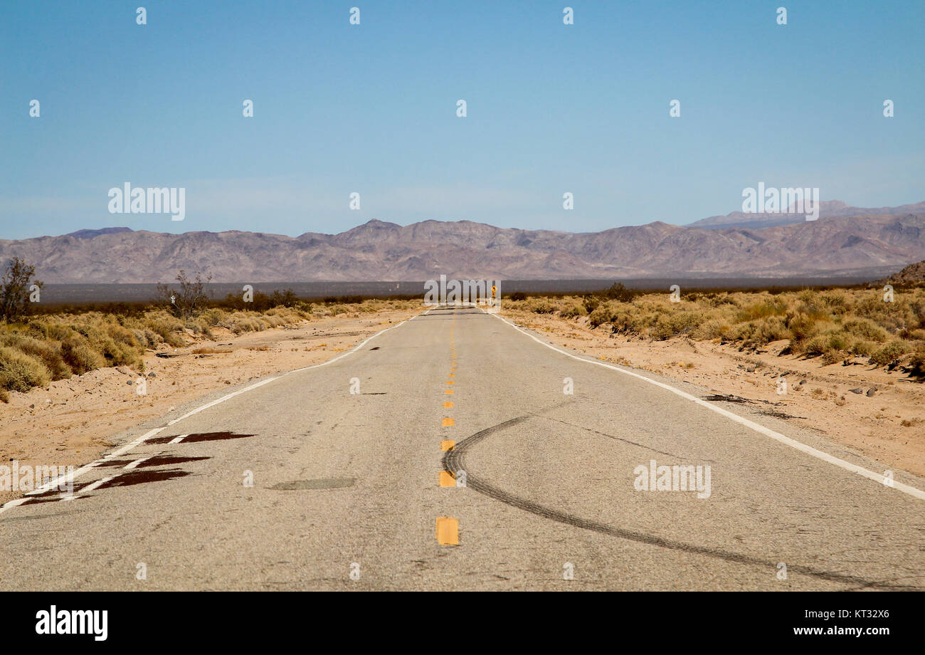 Straße in der Wüste Mojave, USA, Nevada, Natur Stockfoto