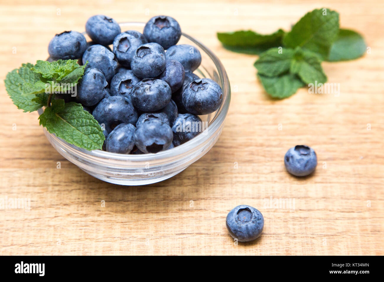 Heidelbeeren auf Holztisch Hintergrund. Reif und saftig frisch gepflückten Heidelbeeren Nahaufnahme. Beeren-Nahaufnahme Stockfoto