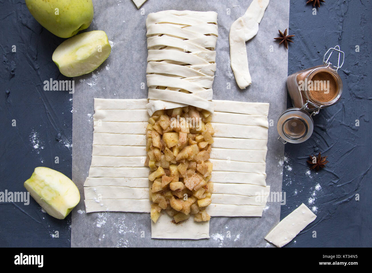 Geflochtene Apfelkuchen. Der Kochvorgang Stockfoto