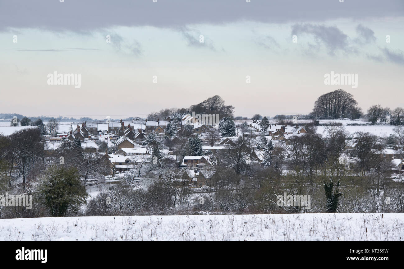 Auf der Suche Über Norton Dorf im Schnee im Dezember. Über Norton, Cotswolds, Oxfordshire, England Stockfoto