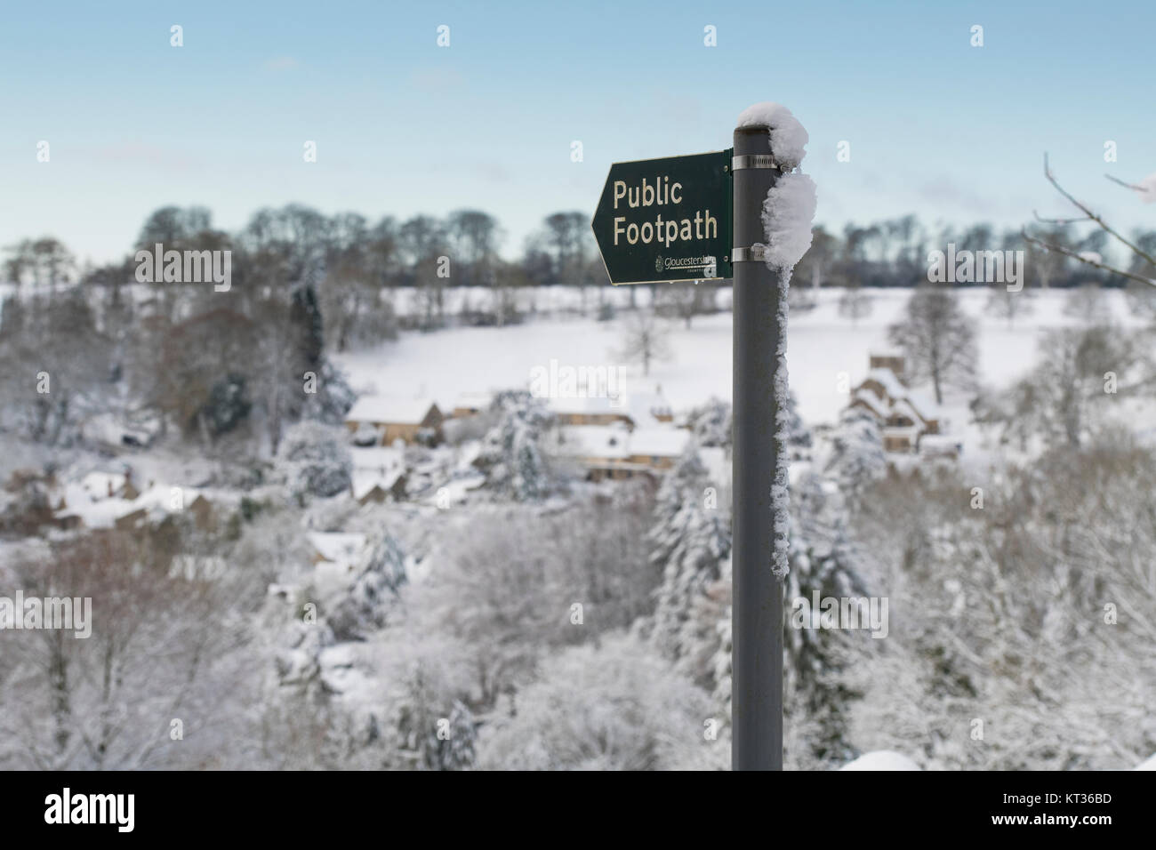 Öffentlichen Fußweg zu Fuß anmelden Schnee über chedworth Dorf abgedeckt. Chedworth, Cotswolds, Gloucestershire, England Stockfoto