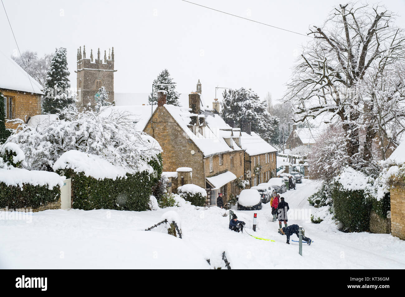 Longborough Dorf im Schnee im Dezember. Longborough, Cotswolds, Gloucestershire, England Stockfoto