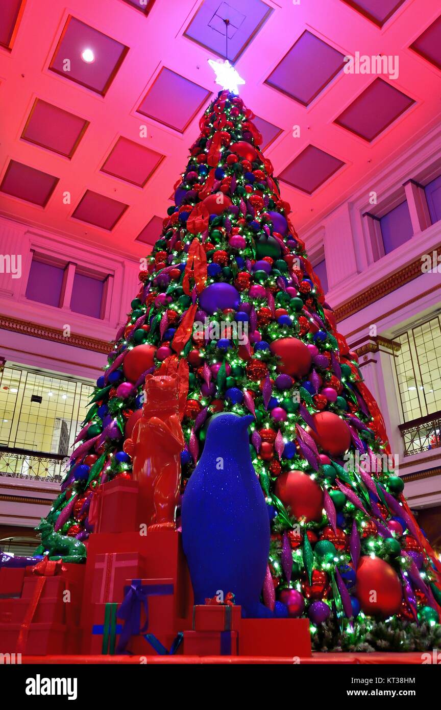 Die Bunt Geschmuckten Weihnachtsbaum In Der Nussbaum Zimmer