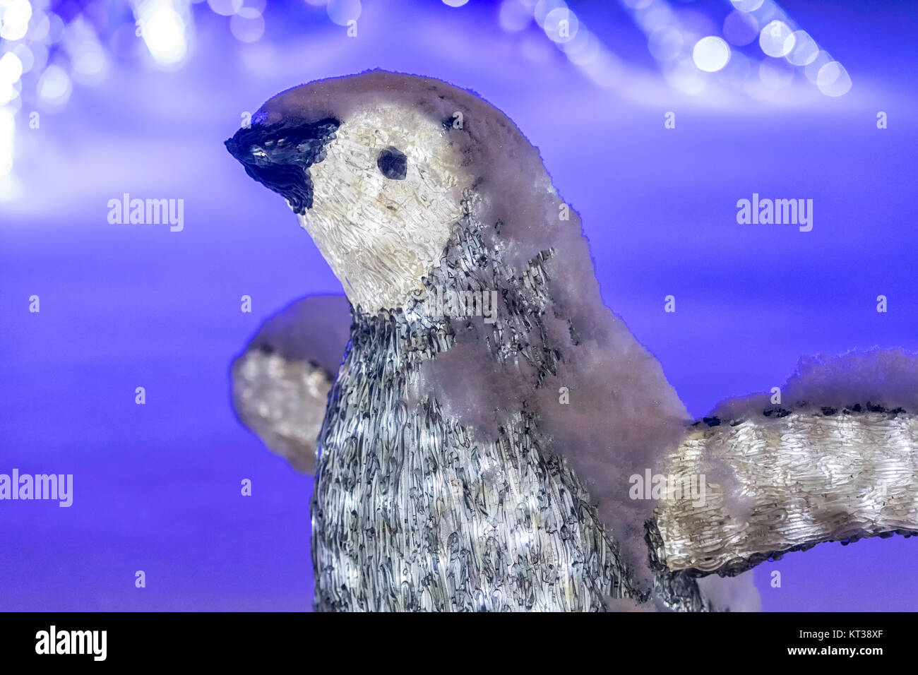 Künstliche Pinguin im Winter der Calgary Zoo Zoolights Veranstaltungsort Stockfoto