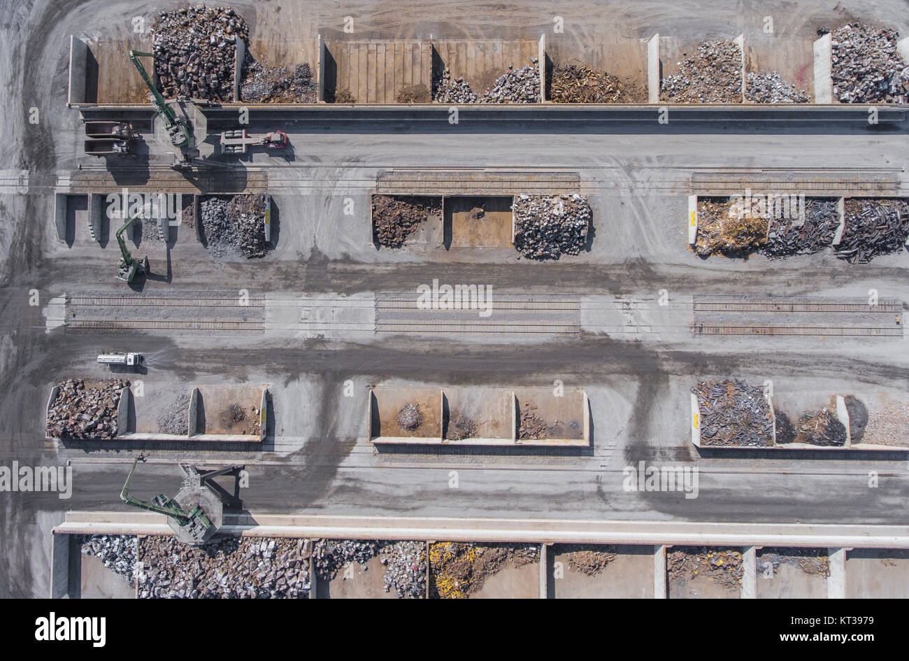 Eisen Rohstoffrecycling Haufen, Arbeitsmaschinen. Metallische Abfälle Schrottplatz. Ansicht von oben. Stockfoto