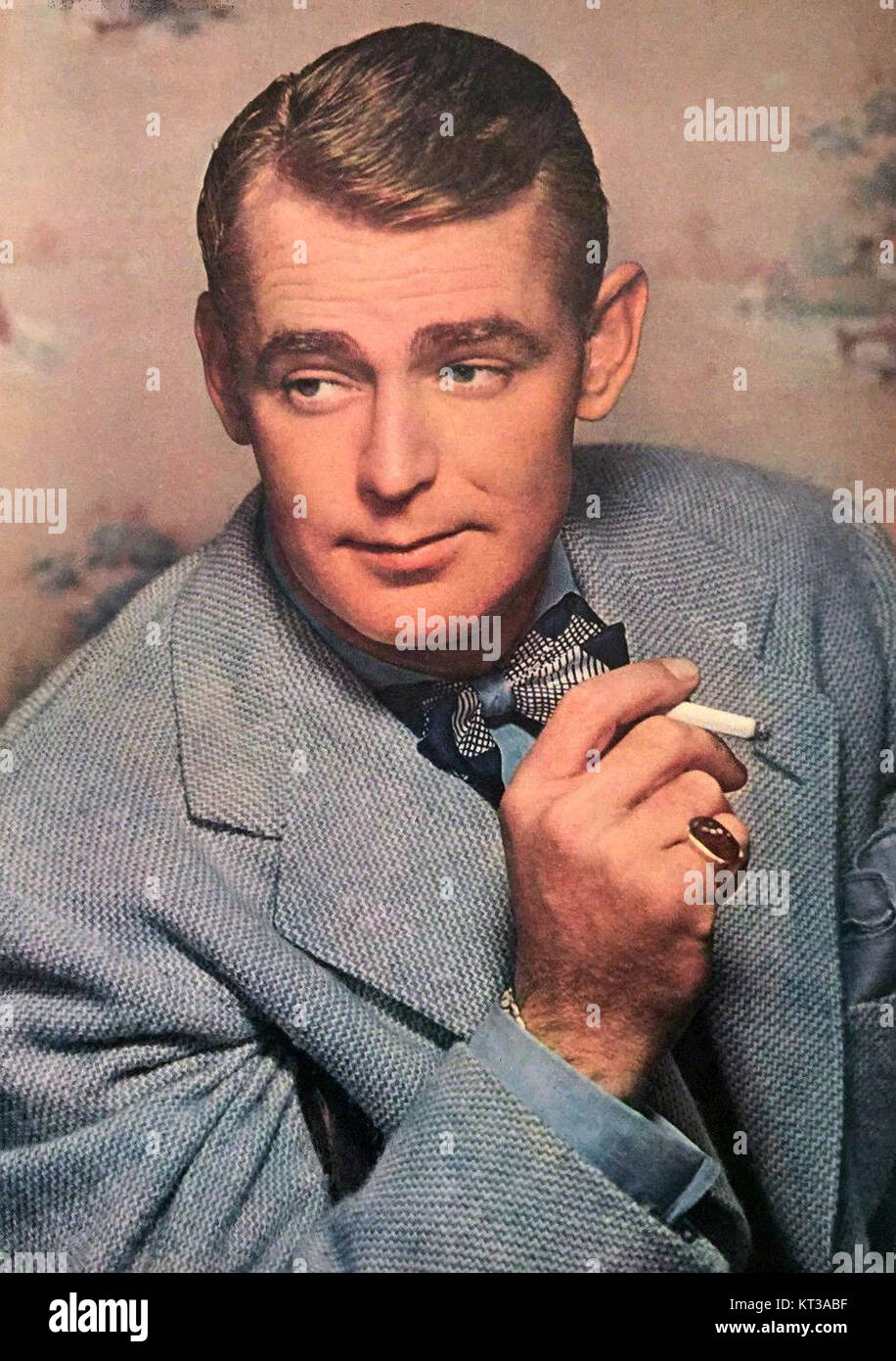 Dieses Bild zeigt Alan Ladd, einen populären Schauspieler in den 1940er und 1950er Jahren Bekannt für seine Rollen in Film Noir und Western, wurde Ladd in der Nachkriegszeit zu einer ikonischen Figur in Hollywood. Stockfoto