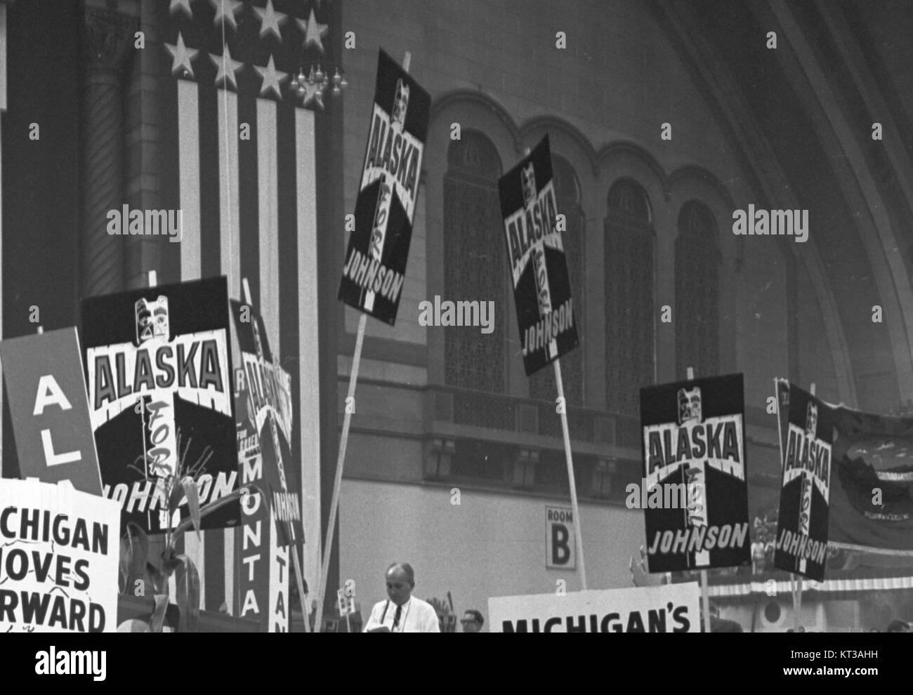 Dieses Bild zeigt eine Szene aus dem Democratic National Convention von 1964, wo Alaskas Delegierte Lyndon B. Johnsons Präsidentschaftswahlkampf unterstützten. Es war ein wichtiger Moment im Wahlzyklus, der die politischen Ereignisse dieser Zeit widerspiegelte. Stockfoto
