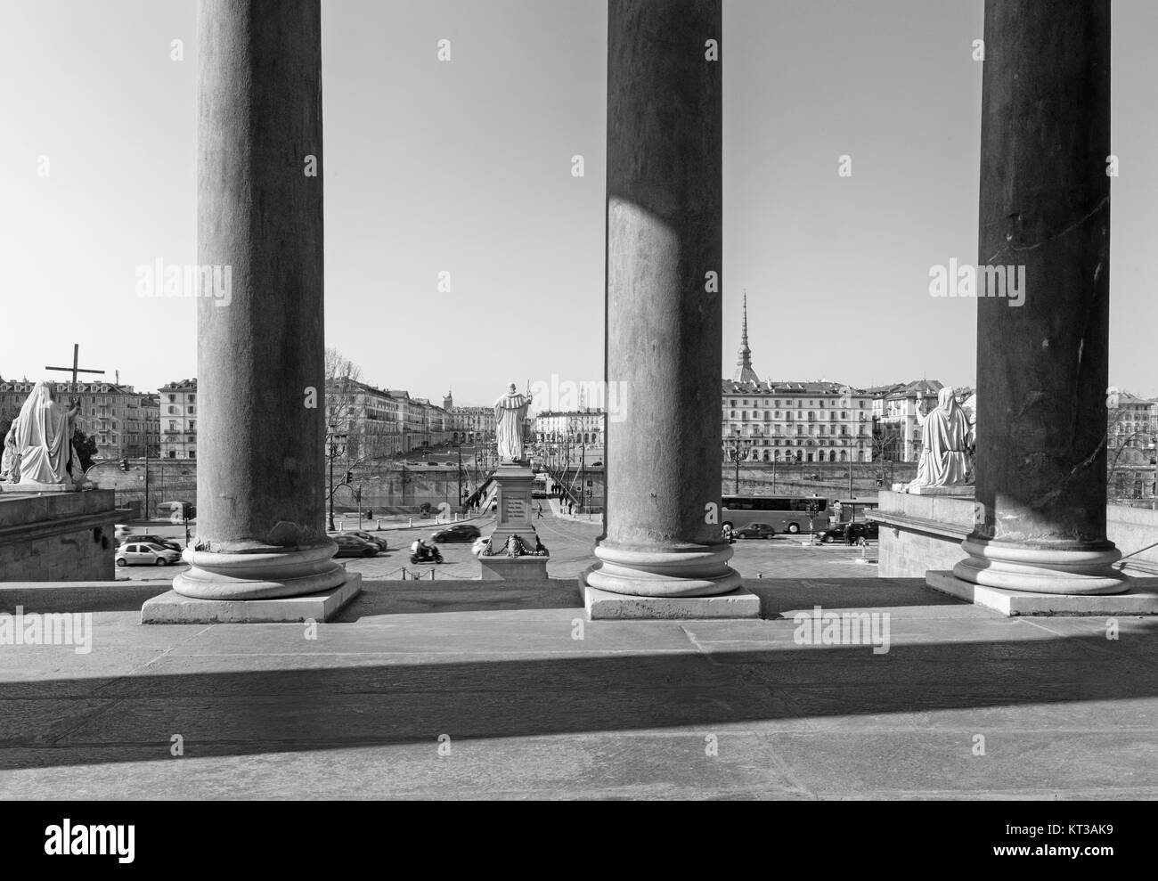 Turin - Die Brücke Vittorio Emaneule ich und die Stadt von der Vorhalle der Kirche Chiesa della San Madre di Dio. Stockfoto