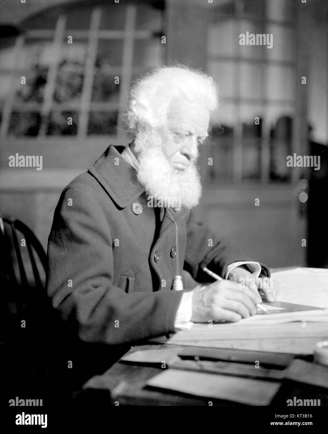 In der Produktion von Heartbreak House von George Bernard Shaw aus dem Jahr 1920 spielt Albert Perry eine Rolle aus dem Stück. Diese Theateraufführung, die in Großbritannien nach dem Ersten Weltkrieg spielt, beleuchtet Themen des sozialen und politischen Kommentars durch die Darstellung komplexer Charaktere. Stockfoto