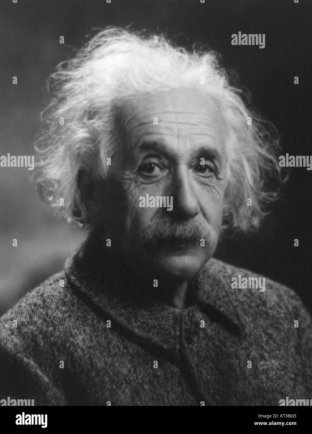 Ein Porträt von Albert Einstein aus dem Jahr 1947 mit dem berühmten Physiker und Nobelpreisträger. Dieses Foto stellt einen Moment in seinen späteren Jahren dar und hebt seine Beiträge zur Wissenschaft und sein öffentliches Bild während dieser Zeit hervor. Stockfoto