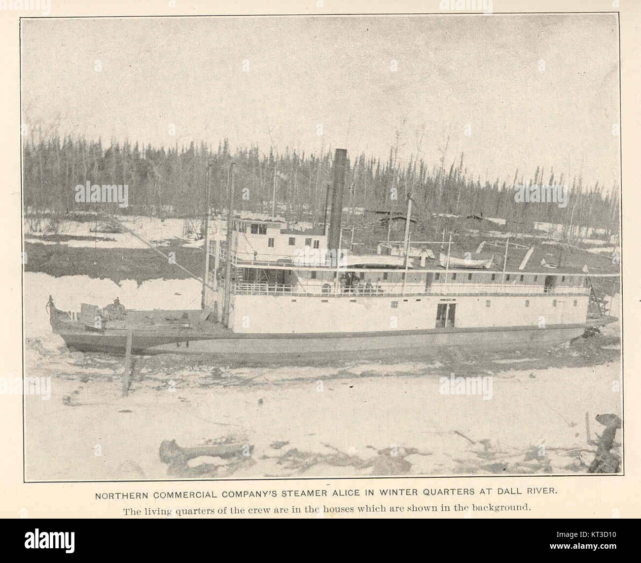 Der Dampfer der Northern Commercial Company Alice wird im Winterquartier am Dall River, Alaska, gezeigt. Das Schiff war Teil der Flotte des Unternehmens und diente der Alaska-Transportroute. Stockfoto