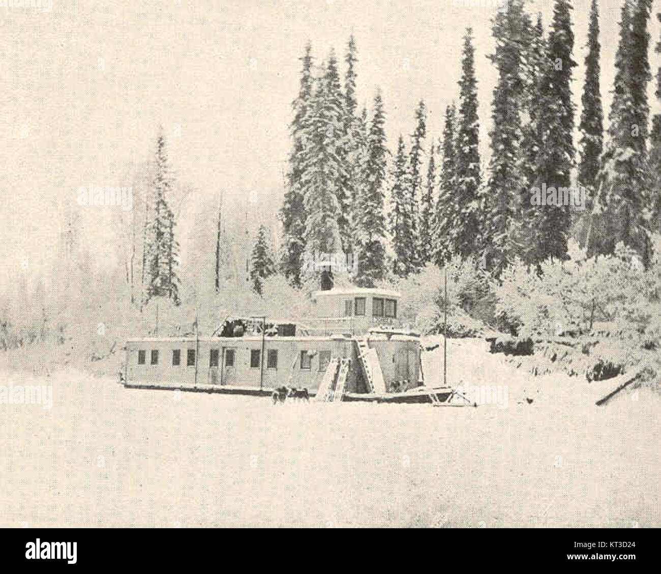 Dieser kleine Flussdampfer, der von Goldsucher verwendet wird, wurde für Winterquartiere entwickelt und zeigt die praktischen Anwendungen des Flussverkehrs bei frühen Prospektionsaktivitäten. Stockfoto