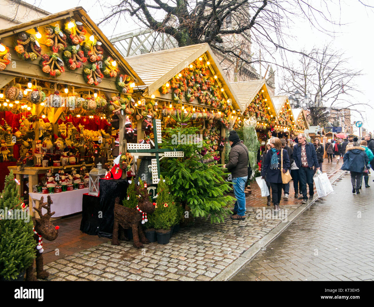 Weihnachten Shopper Shopping am jährlichen Weihnachtsmarkt in der römischen Stadt Chester England Stockfoto