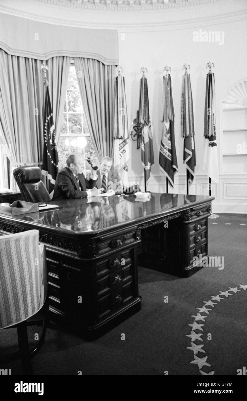 Der Ford Wilson Desk ist ein historisches Möbelstück. Es kann mit einem bestimmten Designer oder Hersteller in Verbindung gebracht werden, der für seine Handwerkskunst und sein Design bekannt ist und oft den modernen Stil der Mitte des Jahrhunderts widerspiegelt. Stockfoto