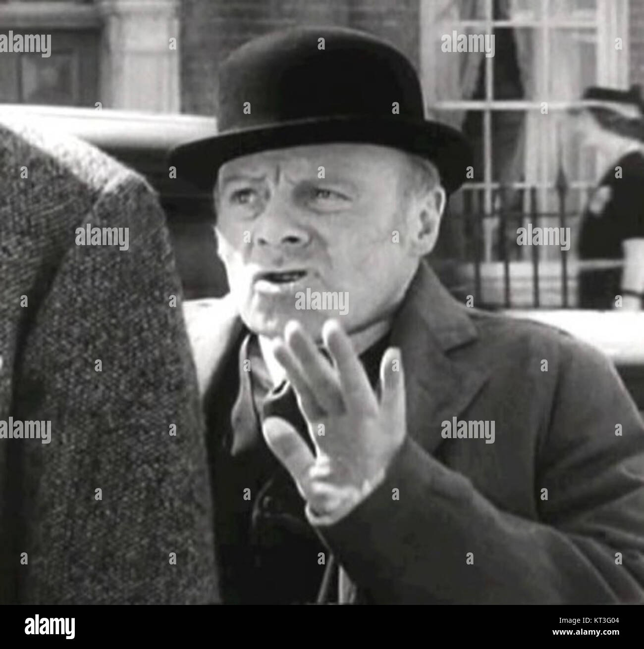 Ein ausgeschnittenes Standbild aus dem Trailer von „Foreign Correspondent“, einem Alfred Hitchcock-Film aus dem Jahr 1940, in dem die Schauspielerin Gwenn in einer zentralen Szene die spannende Erzählung und den filmischen Stil des Films hervorhebt. Stockfoto