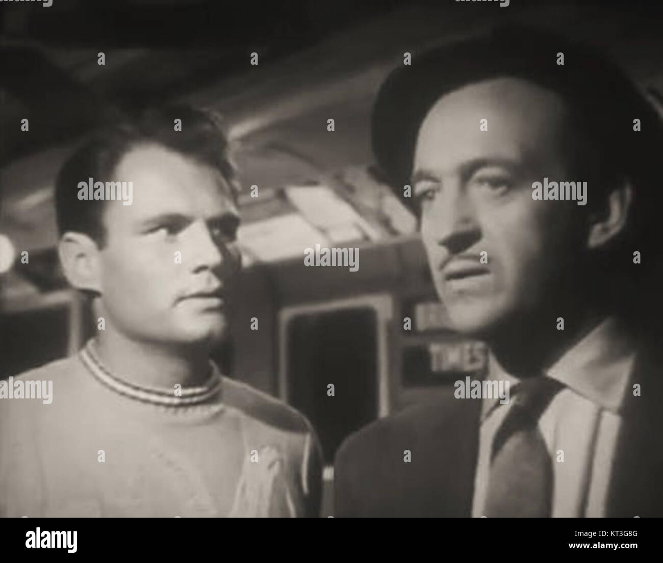 Four Star Playhouse ist eine Fernsehserie aus den frühen 1950er Jahren „Night Ride“ war eine Episode der Serie mit dramatischen Geschichten und Schauspielern, die typisch für diese Zeit waren. Stockfoto Four Star Playhouse ist eine Fernsehserie aus den frühen 1950er Jahren „Night Ride“ war eine Episode der Serie mit dramatischen Geschichten und Schauspielern, die typisch für diese Zeit waren. Stockfoto