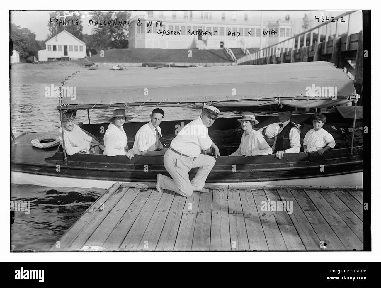Dieses Foto zeigt Francis Maclennan und seine Frau sowie Gaston Sargent und seine Frau. Es handelt sich um ein historisches Bild, das bemerkenswerte Persönlichkeiten zeigt, die wahrscheinlich von einem sozialen oder kulturellen Ereignis stammen. Stockfoto
