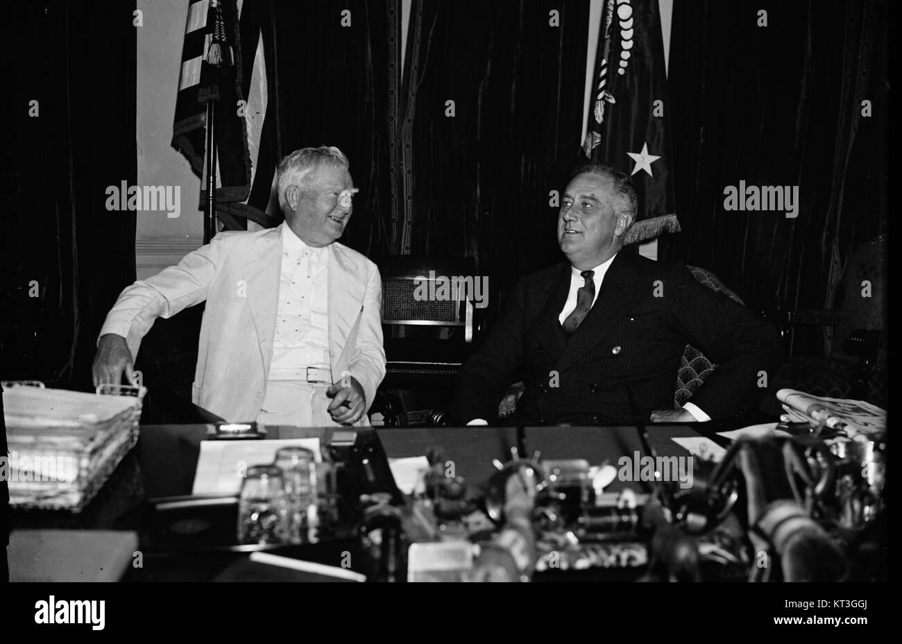 Dieses historische Bild zeigt US-Präsident Franklin D. Roosevelt und Vizepräsident John Nance Garner während eines Treffens am 24. Juni 1936. Das Foto spiegelt einen wichtigen Moment in der politischen Geschichte der USA wider. Stockfoto