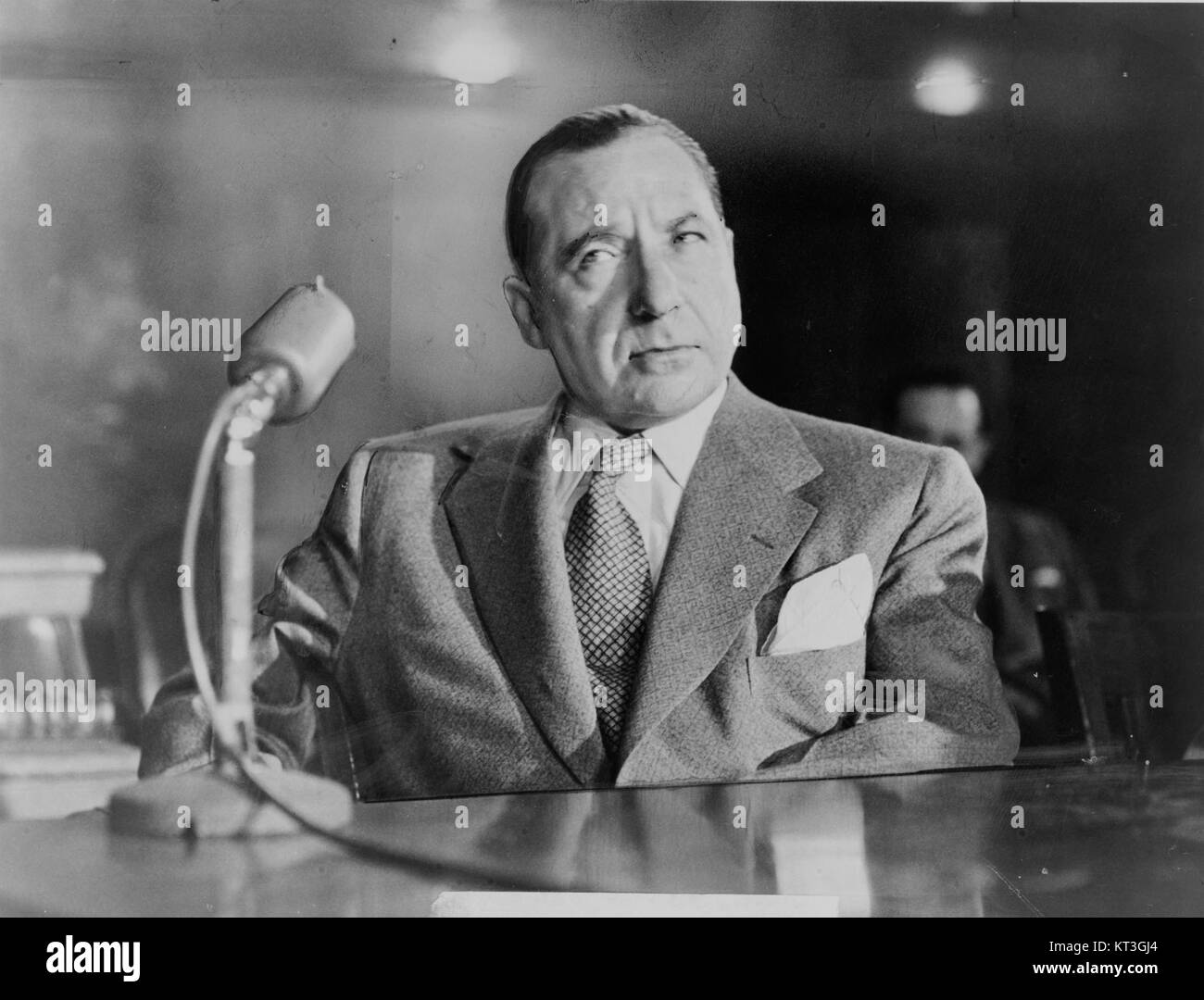 Foto von Frank Costello, amerikanischer Gangster, während seiner Aussage vor dem Kefauver-Komitee in den 1950er Jahren, einem wichtigen Moment in der US-Kriminalgeschichte. Stockfoto