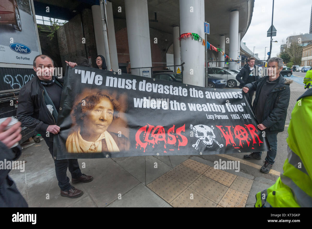 Die Demonstranten mit der Lucy Parsons Banner "Wir müssen die Wege, wo die wohlhabenden live' verwüsten. Der Ripper, fast zweifellos Oxford graduate Montague Druitt, griffen die Frauen der Arbeiterklasse, und die "usuem' verherrlicht seine entsetzliche Morden. Stockfoto