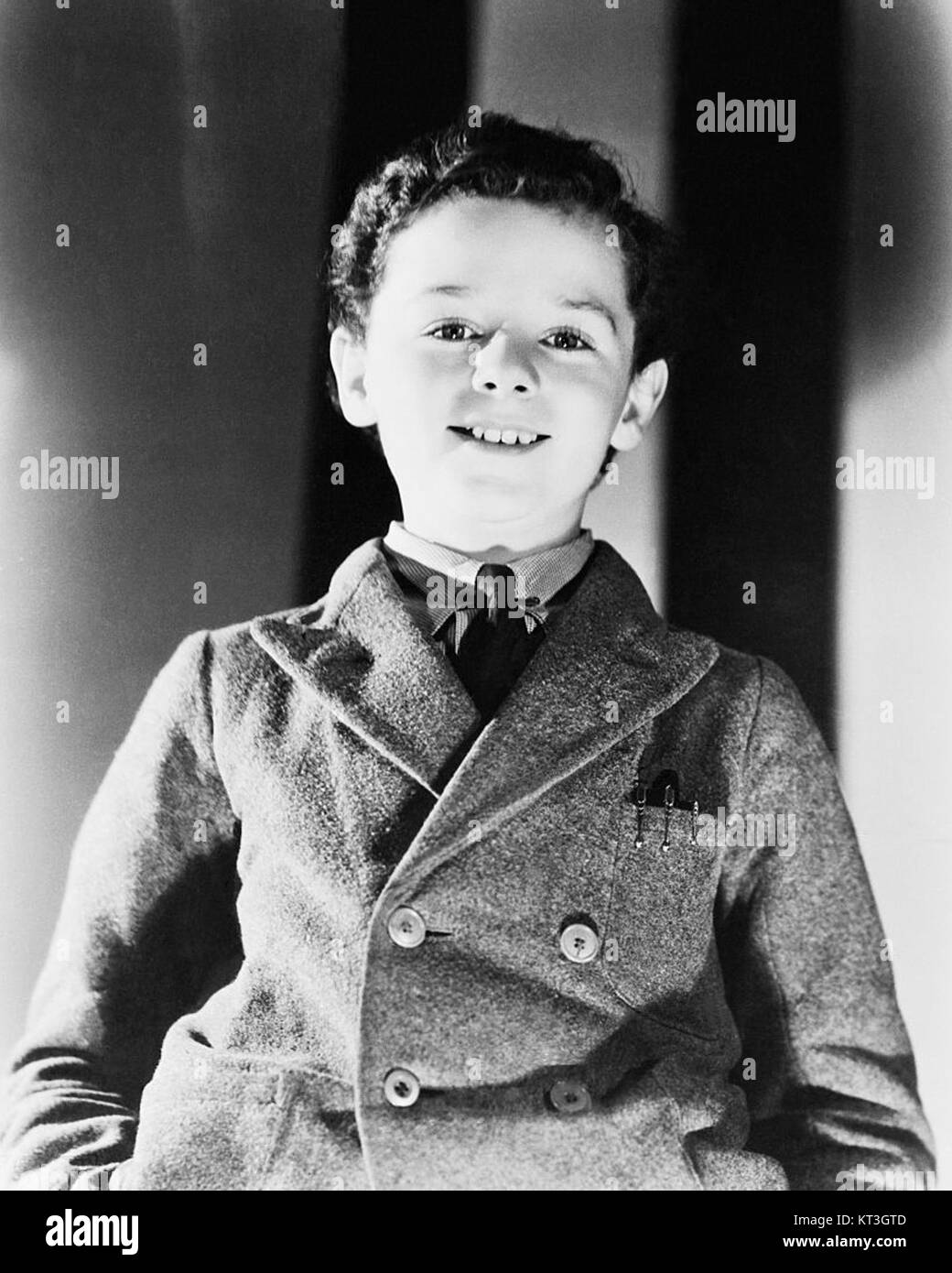 Dieses Bild zeigt Freddie Bartholomew, einen beliebten Kinderdarsteller der 1930er Jahre, der für seine Rollen in Hollywood-Filmen während des Goldenen Zeitalters des Kinos bekannt ist. Stockfoto