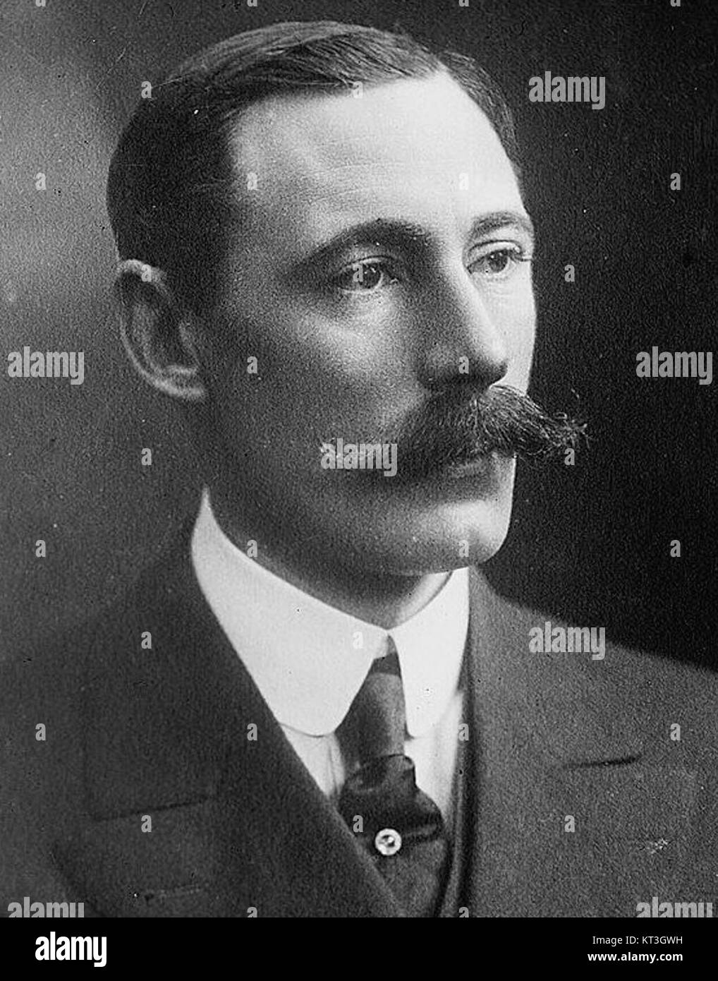 Frederick Edward Guest war eine prominente Persönlichkeit im frühen 20. Jahrhundert, bekannt für seine Beiträge zur Wirtschaft und zum öffentlichen Dienst. Dieses Foto, wahrscheinlich aus seiner Zeit in der Öffentlichkeit, stellt einen wichtigen Moment in seinem Leben und seiner Karriere dar. Stockfoto