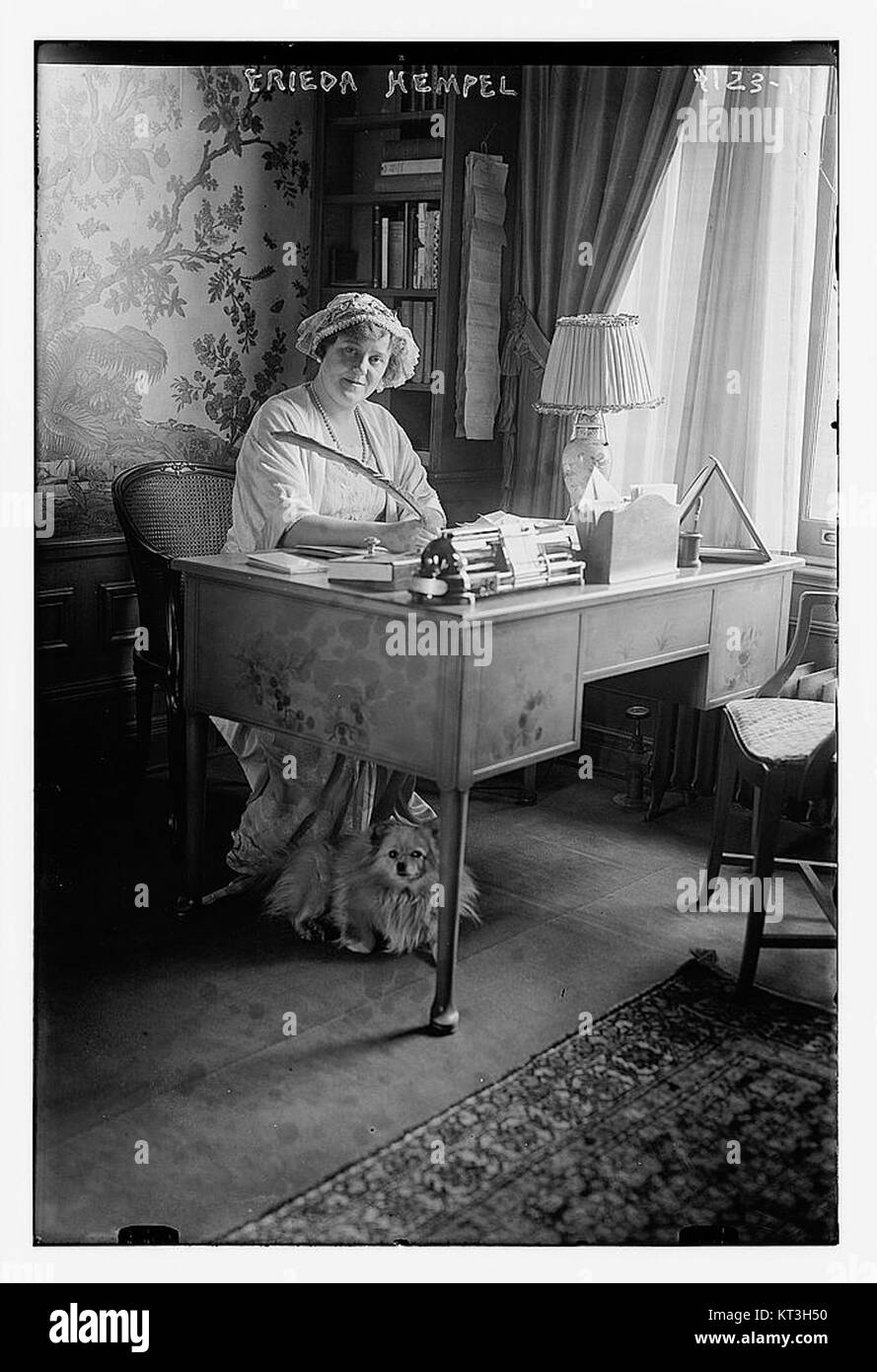 Frieda Hempel war eine bekannte deutsche Sopranistin, die für ihre Opernaufführungen bekannt war. Dieses Bild fängt sie in einem unvergesslichen Moment ihrer Karriere ein und zeigt ihren Beitrag zur Welt der klassischen Musik und Oper. Stockfoto