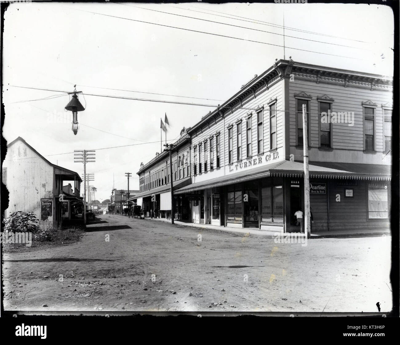 Dieses Foto, aufgenommen von Brother Bertram, zeigt die Front Street in Hilo, Hawaii, und zeigt die landschaftliche Schönheit und Architektur der Gegend. Die Front Street ist bekannt für ihre historischen Gebäude und ihre lebendige Kultur. Stockfoto