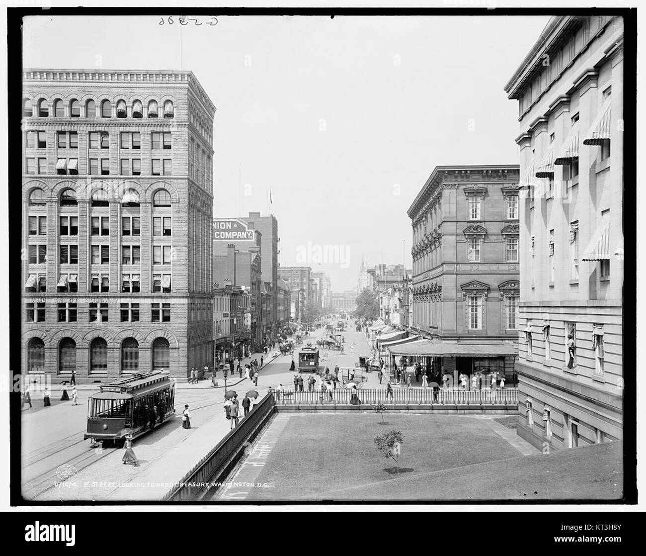 Ein Blick auf die F Street in Washington D.C. mit Blick auf das Gebäude des US-Finanzministeriums, das die städtische Umgebung und die historische Architektur der Gegend erfasst. Stockfoto