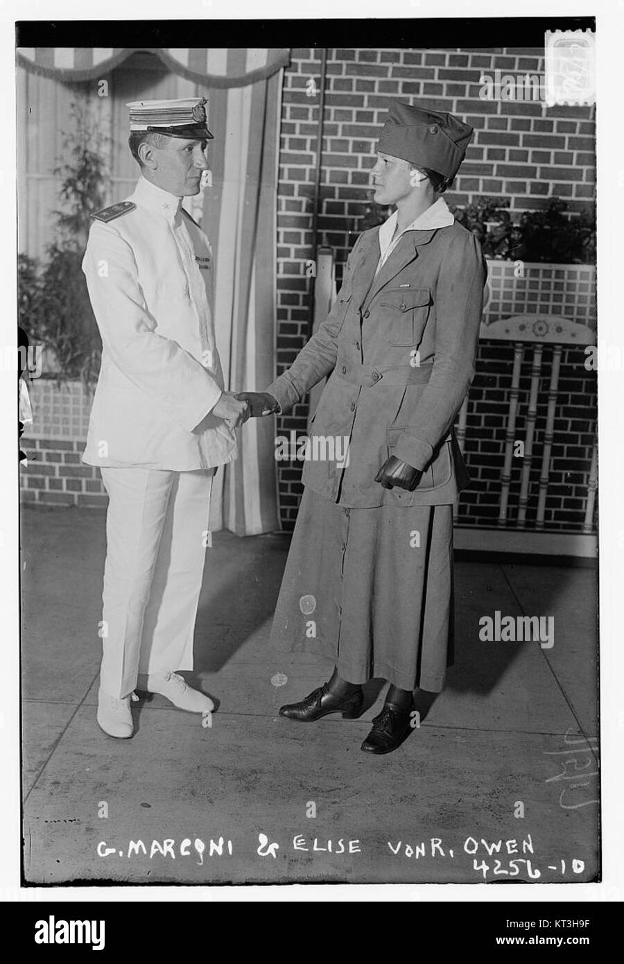 Ein historisches Foto von G. Marconi und Elise von R. Owen, aufgenommen im späten 19. Jahrhundert, das Schlüsselfiguren aus der wissenschaftlichen Gemeinschaft einfängt. Stockfoto