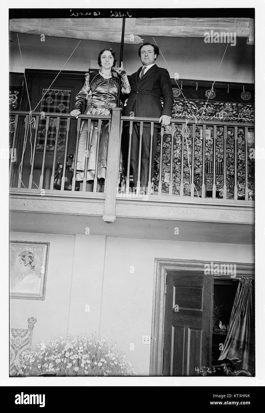Dieses Bild zeigt Galli-Curci, eine bekannte italienische Opernsängerin, mit ihrem Mann. Sie war berühmt für ihre Opernbeiträge im frühen 20. Jahrhundert, besonders bekannt für ihre Sopranaufführungen. Stockfoto