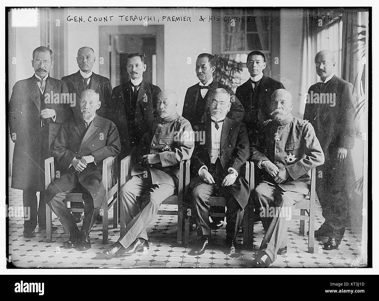 General Graf Terauchi war während des Zweiten Weltkriegs ein prominenter japanischer Militärführer und diente als Premierminister. Das Bild fängt ihn mit seinen Kabinettsmitgliedern während seiner Zeit an der Macht ein. Stockfoto