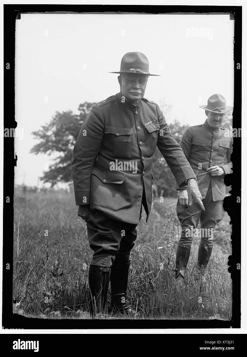 General Hugh L. Scott war ein Offizier der US-Armee, der für seinen Dienst während des frühen 20. Jahrhunderts bekannt war. Dieses Bild zeigt ihn in Camp Dix, einer militärischen Installation während des Ersten Weltkriegs, und hebt seine Führungsrolle hervor. Stockfoto