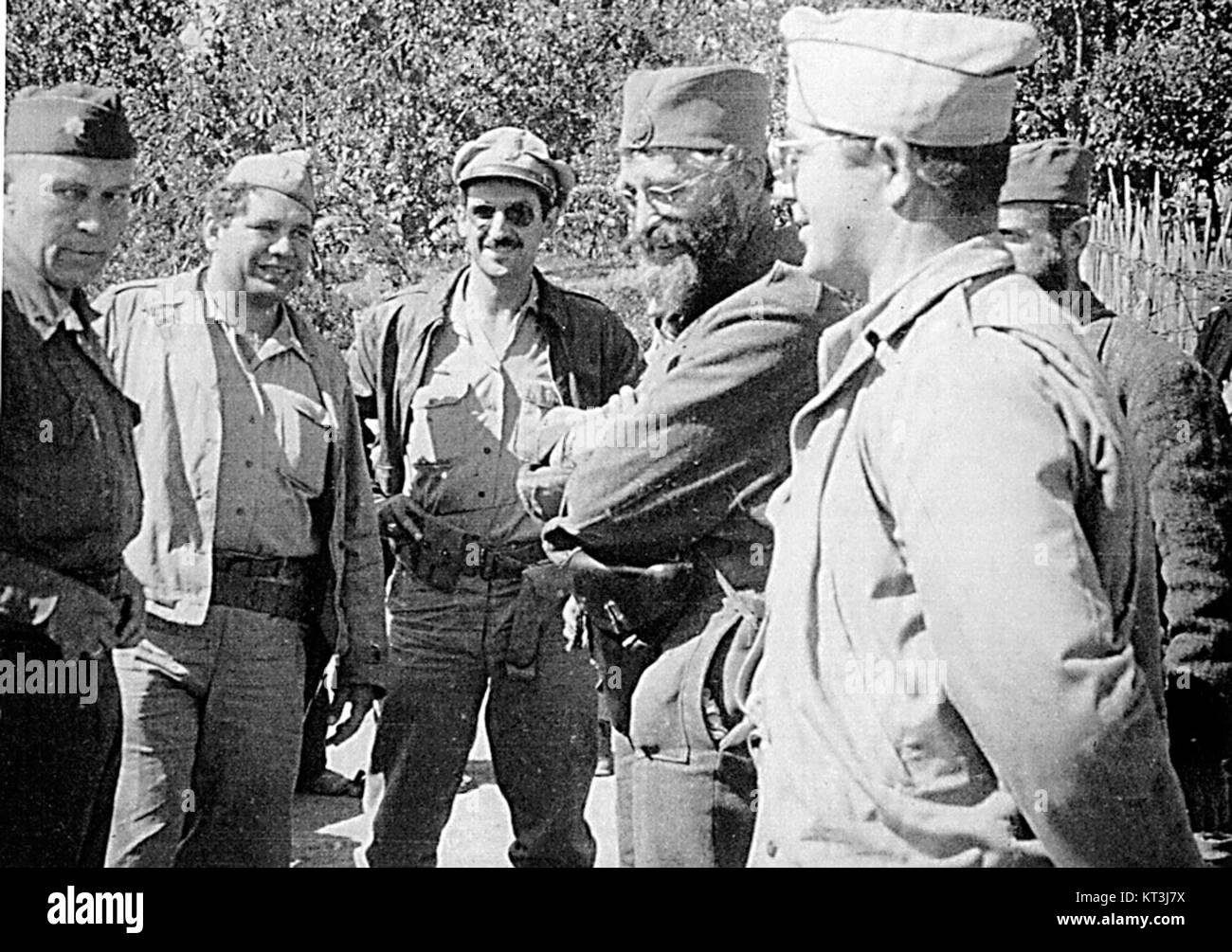 General Mihailovic, Führer der jugoslawischen Chetnik-Bewegung, ist mit US-Offizieren abgebildet, die die Allianzen während des Zweiten Weltkriegs reflektieren Stockfoto