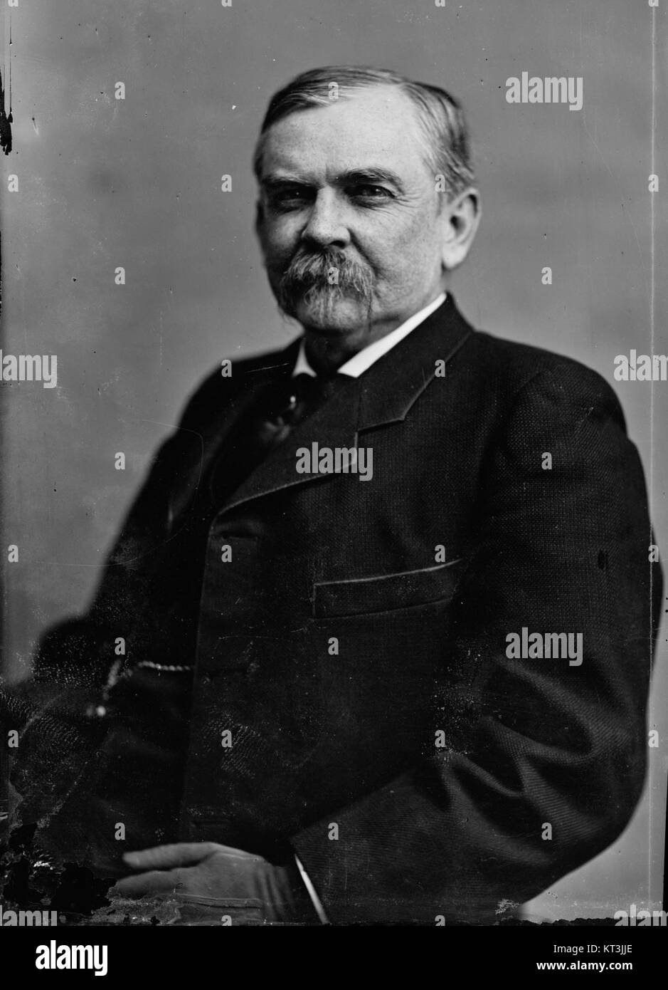 George Graham Vest war ein US-amerikanischer Politiker und Anwalt, der für sein berühmtes Abschlussargument im Fall des Dog's Lawyer bekannt war. Dieses Brady-handliche Porträt zeigt seine Rolle in der US-Rechtsgeschichte und sein dauerhaftes Erbe als einflussreiche Persönlichkeit im Gesetz des 19. Jahrhunderts. Stockfoto