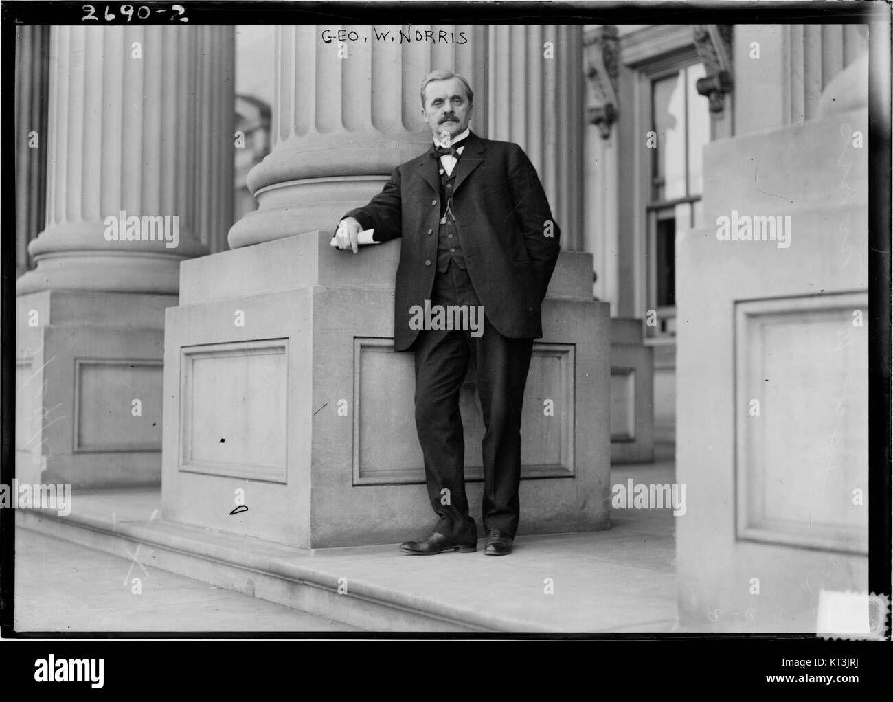 George W. Norris war ein prominenter US-amerikanischer Politiker und war von 1913 bis 1943 US-Senator von Nebraska. Bekannt für seine progressive Haltung zur Regierungsreform, spielte Norris eine Schlüsselrolle beim New Deal und bei der Entwicklung der Tennessee Valley Authority. Stockfoto