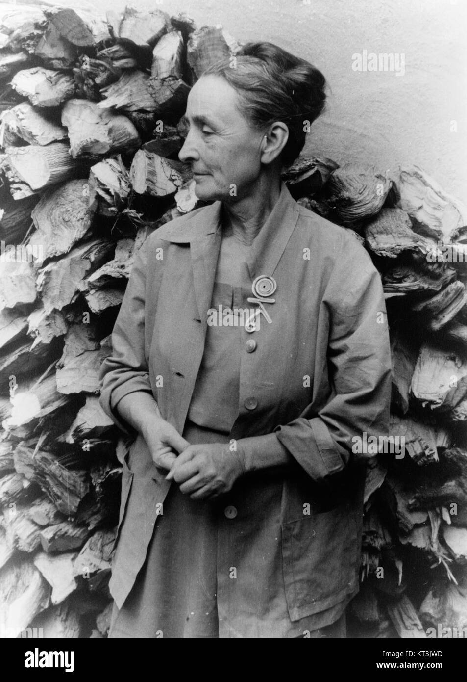 Georgia O’Keeffe war eine einflussreiche amerikanische Künstlerin der Moderne, die für ihre unverwechselbaren Gemälde von Blumen, Landschaften und abstrakten Formen bekannt ist. Sie gilt als eine wichtige Figur der amerikanischen Kunstgeschichte. Stockfoto