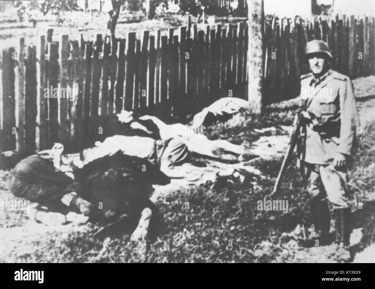 Das deutsche Massaker in Skela bezieht sich auf ein tragisches historisches Ereignis in einer Zeit des Konflikts, das die menschlichen Kosten des Krieges und seine Auswirkungen auf die lokalen Gemeinschaften verdeutlicht. Stockfoto