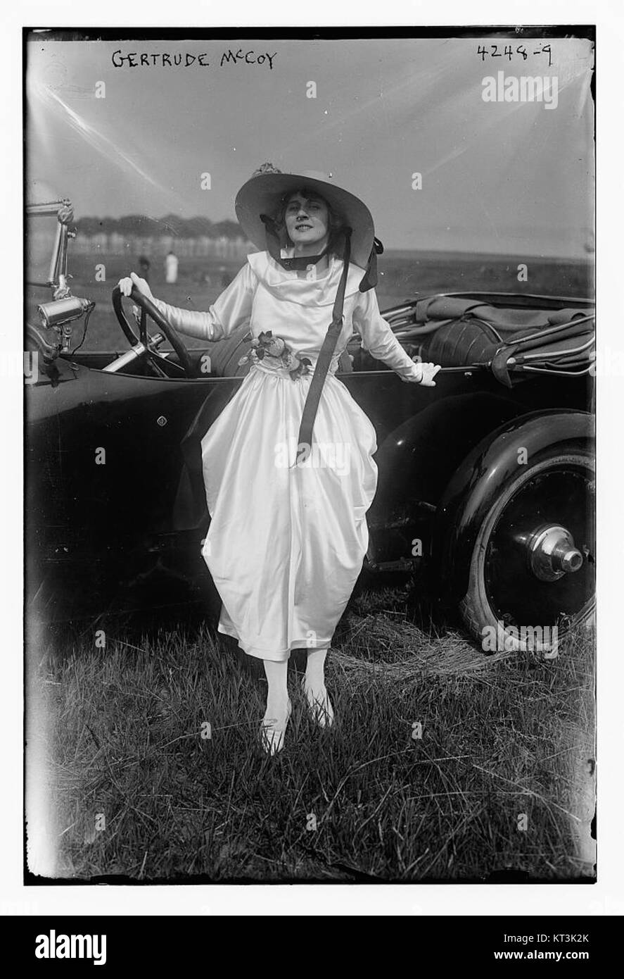 Das Bild von Gertrude McCoy, wahrscheinlich ein historisches oder künstlerisches Porträt, fängt sie in einem Moment von Bedeutung ein und konzentriert sich auf ihren Ausdruck und ihre Präsenz im Rahmen. Stockfoto