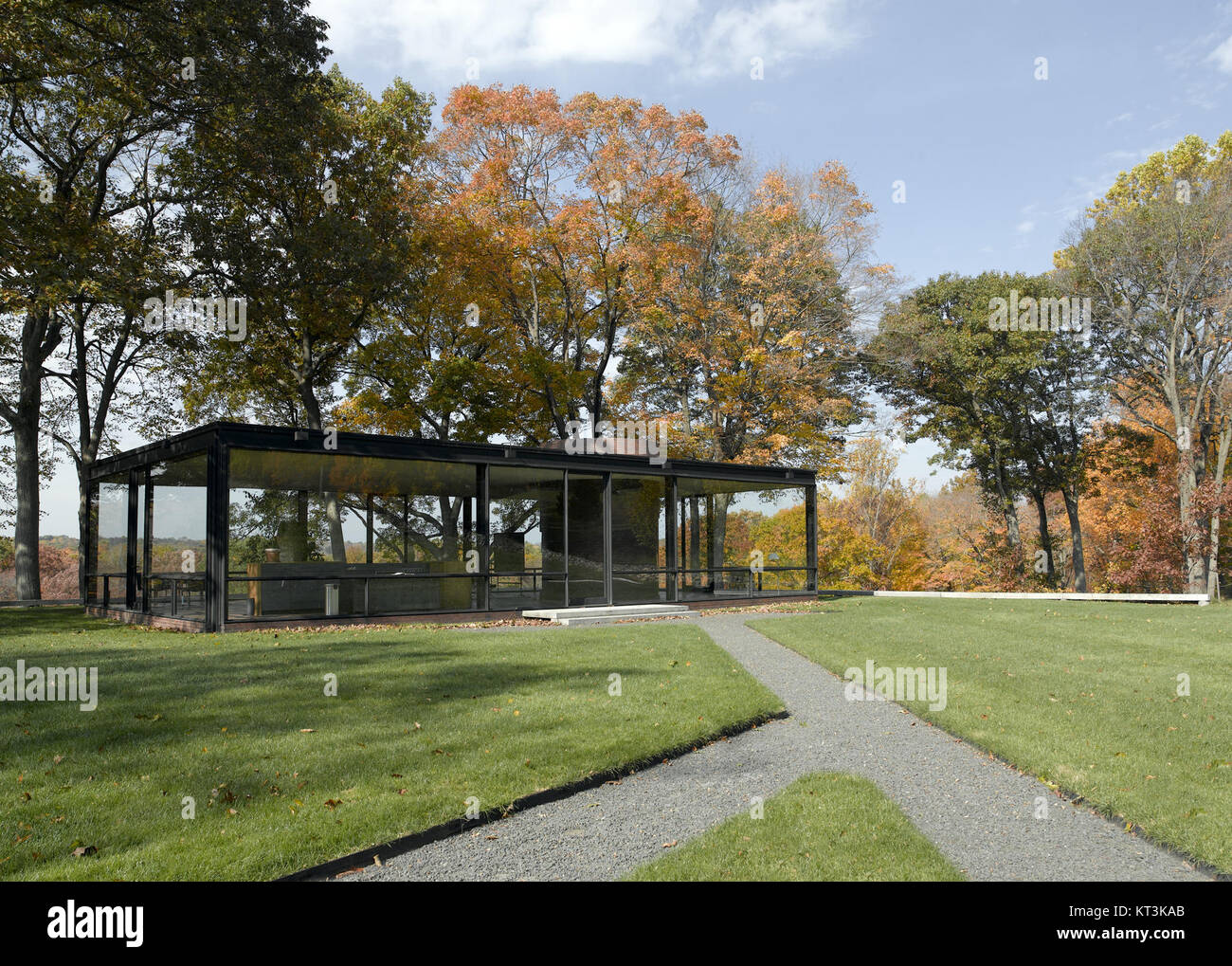 Das 2006 fertiggestellte Glass House ist ein modernes architektonisches Gebäude, das für sein minimalistisches Design und die Verwendung von Glas als Hauptbaumaterial bekannt ist. Das Haus ist ein prominentes Beispiel zeitgenössischer Architektur. Stockfoto