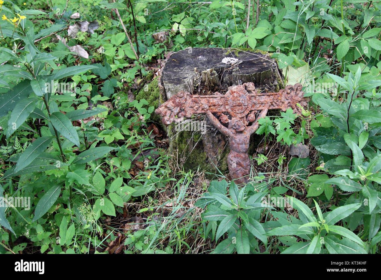 Alten rostigen Kreuz mit Jesus im Wald verloren Stockfoto