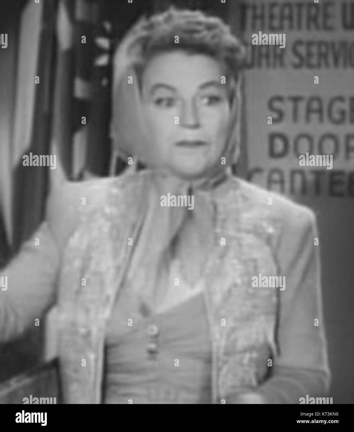 Gracie Fields, eine berühmte britische Sängerin und Schauspielerin, wird in der Stage Door Kantine gesehen, einem Veranstaltungsort, in dem Soldaten Unterhaltung geboten wird. Die Kantine spielte eine wichtige Rolle bei der Unterstützung der Moral während des Zweiten Weltkriegs, wobei Prominente für die Truppen auftraten. Stockfoto Gracie Fields, eine berühmte britische Sängerin und Schauspielerin, wird in der Stage Door Kantine gesehen, einem Veranstaltungsort, in dem Soldaten Unterhaltung geboten wird. Die Kantine spielte eine wichtige Rolle bei der Unterstützung der Moral während des Zweiten Weltkriegs, wobei Prominente für die Truppen auftraten. Stockfoto
