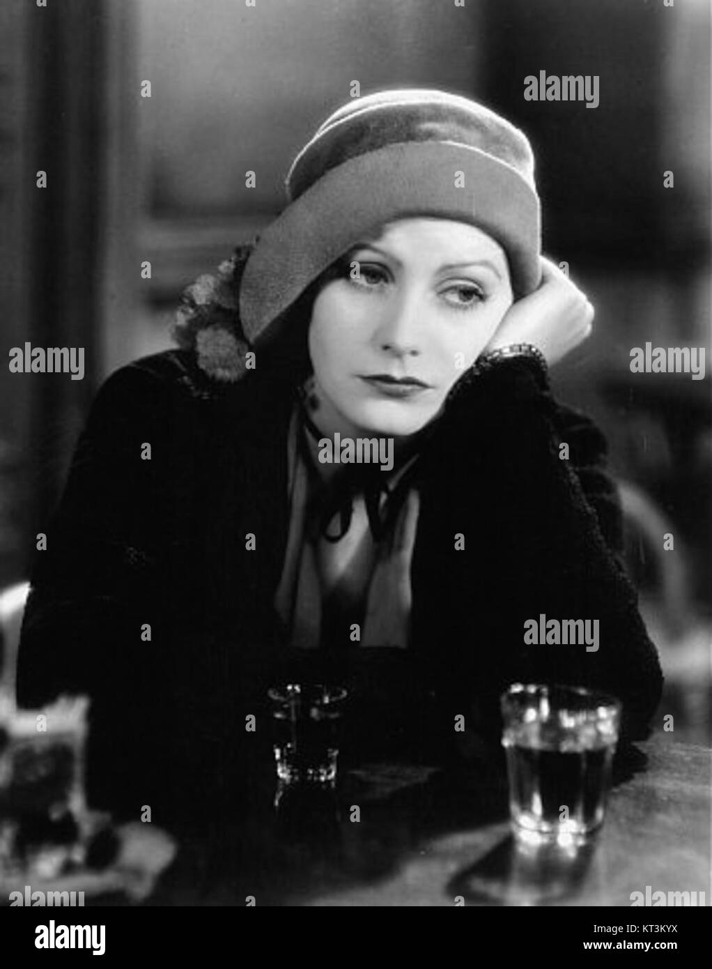 Greta Garbo erscheint in einem Publicity-Bild für den Film Anna Christie aus dem Jahr 1930. Das Bild zeigt ihre Darstellung der Titelfigur und zeigt ihre Starmacht und Schauspieltalente in Hollywood. Stockfoto