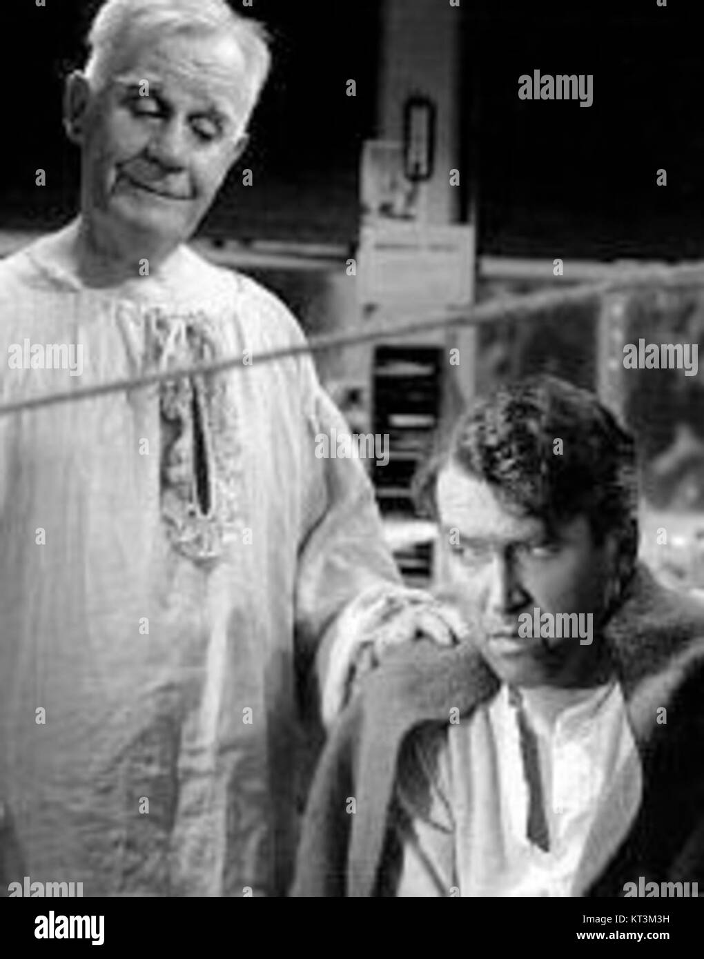 Der Schutzengel Clarence ist eine beliebte Figur, die die schützende und leitende Kraft repräsentiert, die oft in der religiösen und kulturellen Ikonographie dargestellt wird. Die Figur symbolisiert Sicherheit, Führung und göttlichen Schutz. Stockfoto