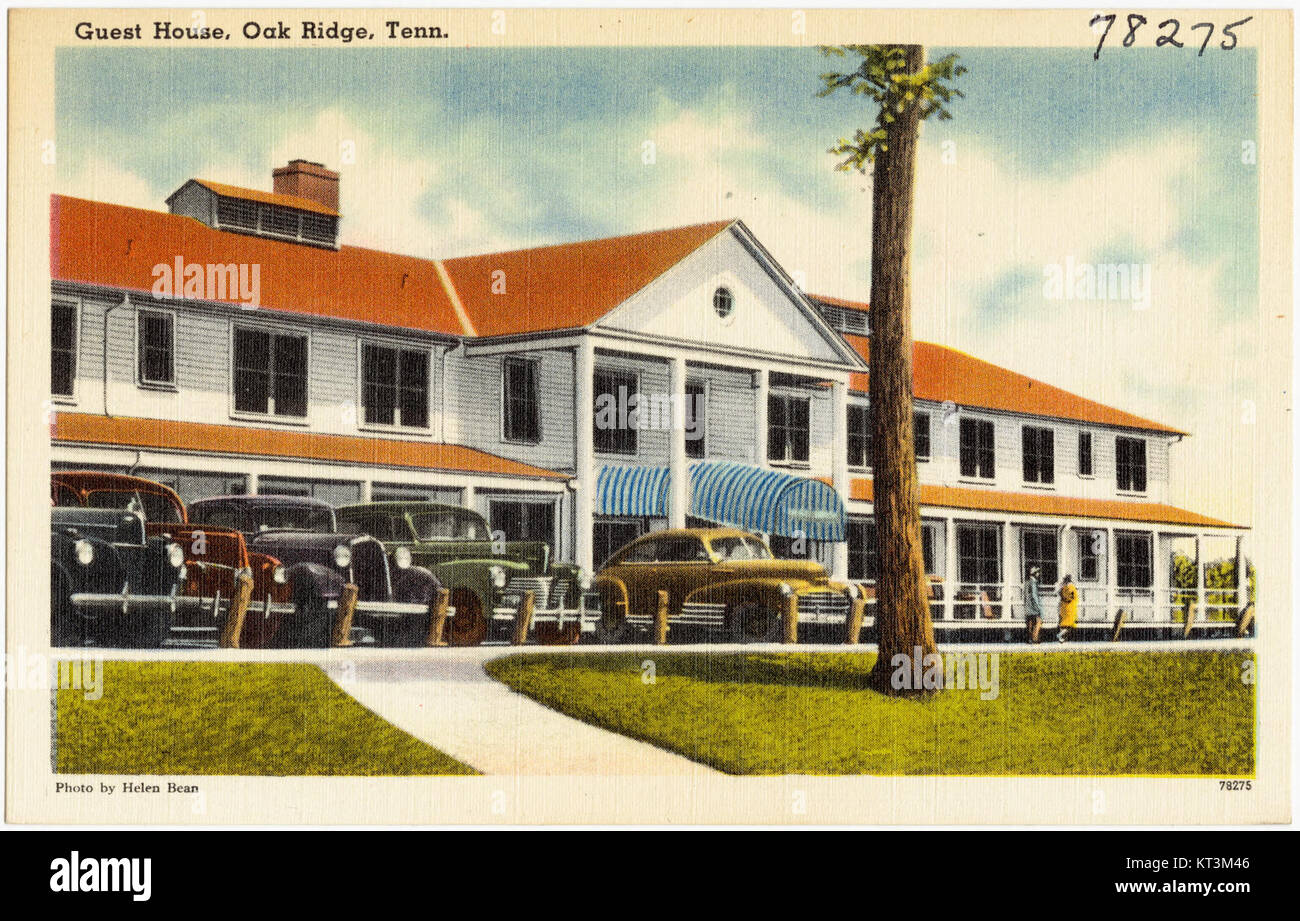 Das Guest House in Oak Ridge, Tennessee, dient als Unterkunft in der Stadt, die für ihre historische Bedeutung während des Manhattan-Projekts bekannt ist. Es bietet Unterkünfte für Besucher und Forscher, die sich mit der wissenschaftlichen Geschichte von Oak Ridge beschäftigen. Stockfoto