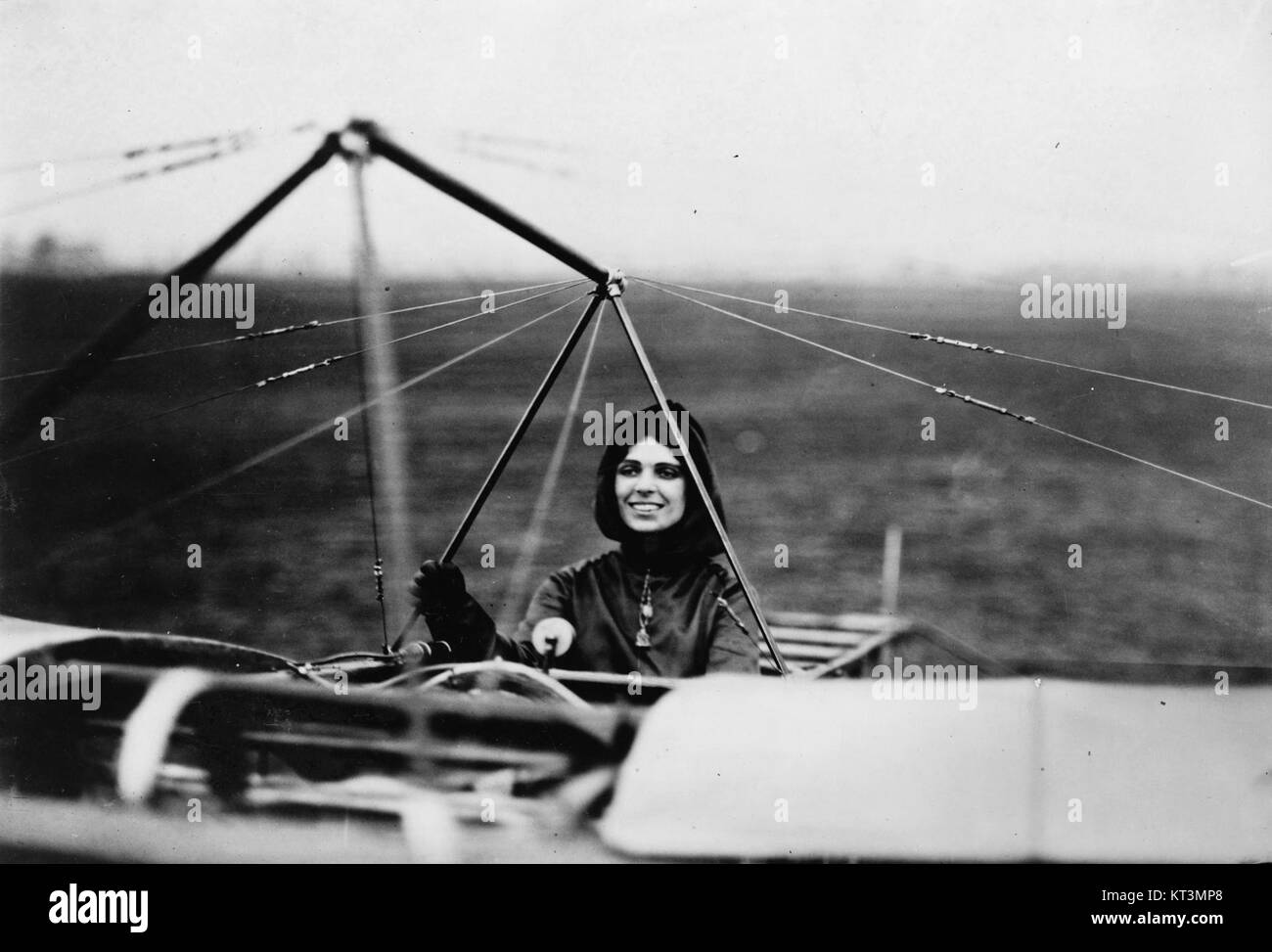 Harriet Quimby war eine Pionierin der amerikanischen Pilotin und die erste Frau, die in den Vereinigten Staaten eine Pilotenlizenz erhielt. Sie leistete bedeutende Beiträge zur frühen Fluggeschichte. Stockfoto