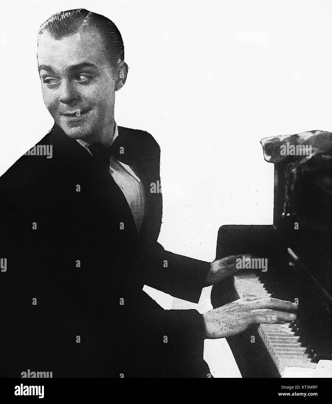Harry Barris, ein bekannter US-amerikanischer Songwriter und Performer, ist 1932 in einer Ausgabe von The Motion Picture Herald zu sehen, in der er seine Beiträge zur Filmindustrie in den frühen 1930er Jahren festgehalten hat Stockfoto