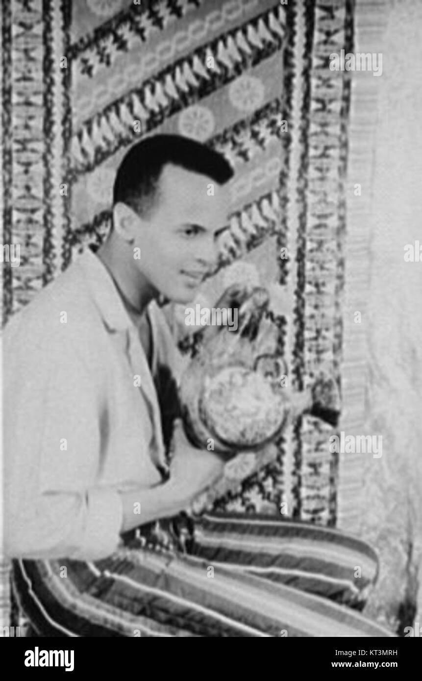 Harry Belafonte, eine legendäre Figur der amerikanischen Musik, ist auf diesem Bild von 1954 festgehalten. Bekannt für seine einflussreiche Karriere in den Genres Folk und Calypso, leistete Belafonte bedeutende Beiträge sowohl zur Musik als auch zum sozialen Aktivismus. Stockfoto