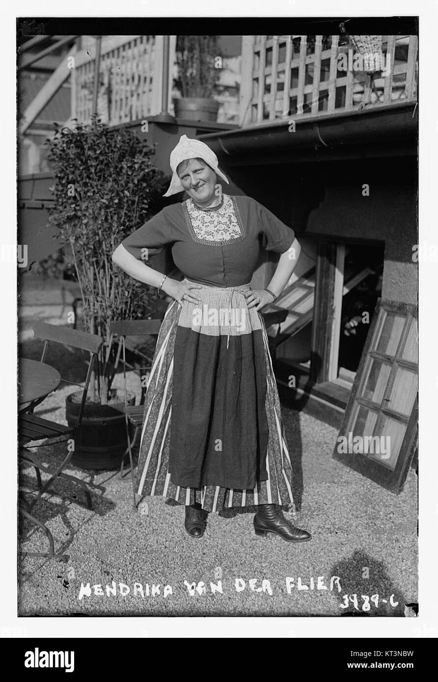 Porträt von Hendrika Van der Flier in traditioneller niederländischer Tracht, das das kulturelle Erbe der Niederlande und die Tradition regionaler Kleidung in der historischen Fotografie widerspiegelt. Stockfoto